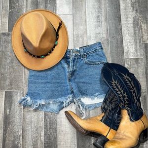 VINTAGE LEVI JEAN CUT OFF SHORTS